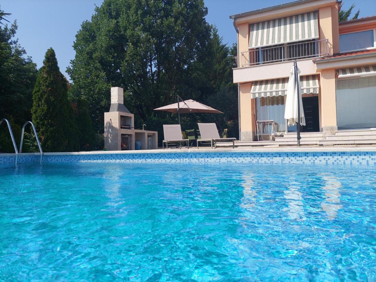 In Azra Appartement *